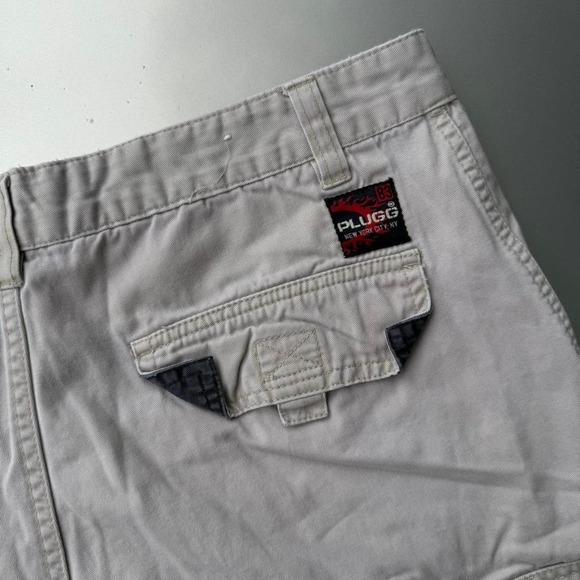 Early 2000s Y2K PLUGG New York white cream cargo shorts with a relaxed fit - Picture 4 of 6